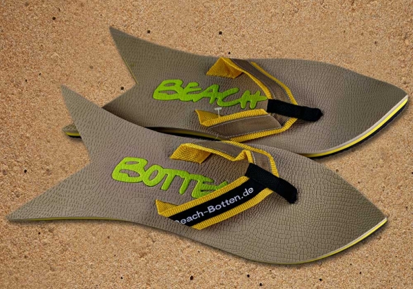 Badetrenner, Zehenschuhe, BeachBotten im Sand stehend, Modell Color Shark, beige