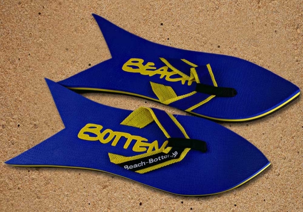 Badetrenner, Zehenschuhe, BeachBotten im Sand stehend, Modell Color Shark, blau