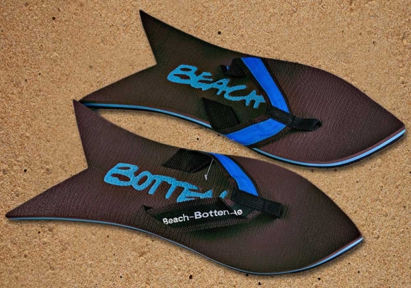 Badetrenner, Zehenschuhe, BeachBotten im Sand stehend, Modell Color Shark, braun