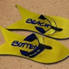 Badetrenner, Zehenschuhe, BeachBotten im Sand stehend, Modell Color Shark, gelb