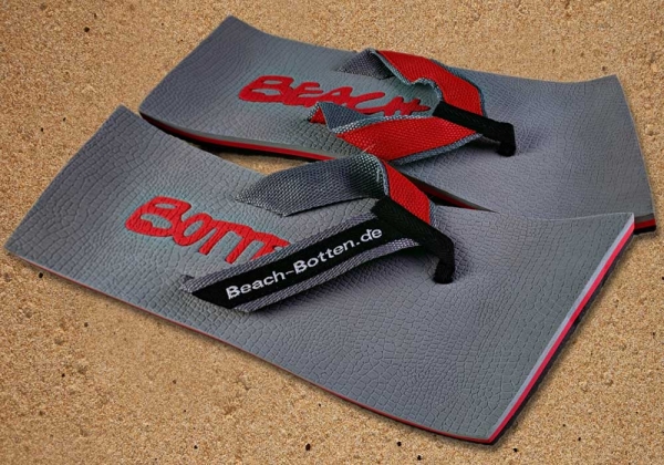 Badelatschen, Zehentrenner, BeachBotten im Sand liegend, Modell Color Original, grau