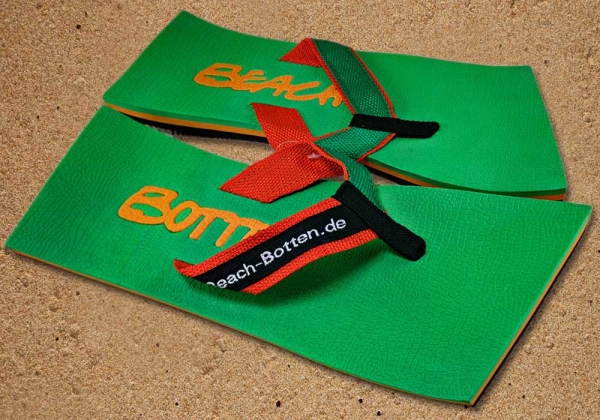 Badelatschen, Zehentrenner, BeachBotten im Sand liegend, Modell Color Original, grün
