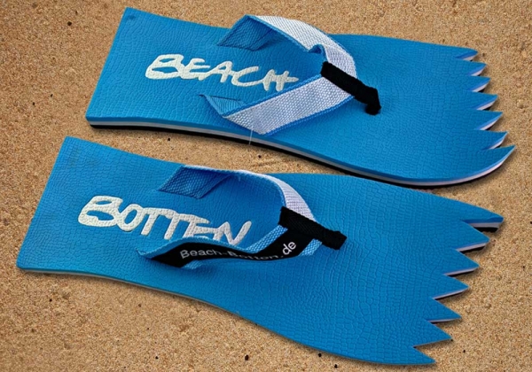 Badetrenner, Zehenlatschen, BeachBotten im Sand stehend, Modell Color Punk, hellblau