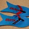 Badetrenner, Zehenschuhe, BeachBotten im Sand stehend, Modell Color Shark, hellblau