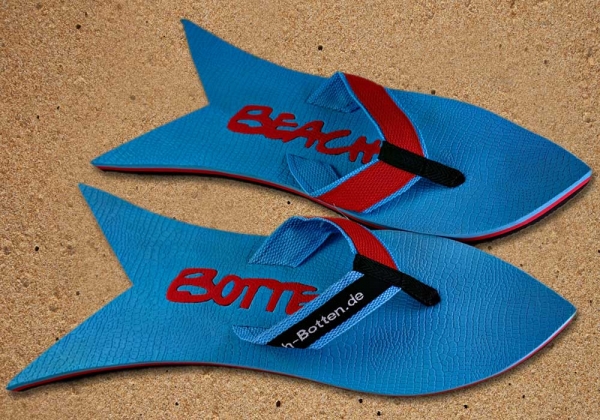 Badetrenner, Zehenschuhe, BeachBotten im Sand stehend, Modell Color Shark, hellblau