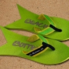 Badetrenner, Zehenschuhe, BeachBotten im Sand stehend, Modell Color Shark, hellgrün
