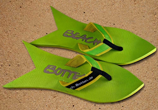 Badetrenner, Zehenschuhe, BeachBotten im Sand stehend, Modell Color Shark, hellgrün