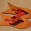 Badetrenner, Zehenschuhe, BeachBotten im Sand stehend, Modell Color Shark, orange