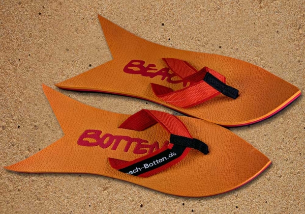 Badetrenner, Zehenschuhe, BeachBotten im Sand stehend, Modell Color Shark, orange