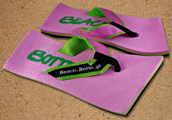 Badelatschen, Zehentrenner, BeachBotten im Sand liegend, Modell Color Original, pink