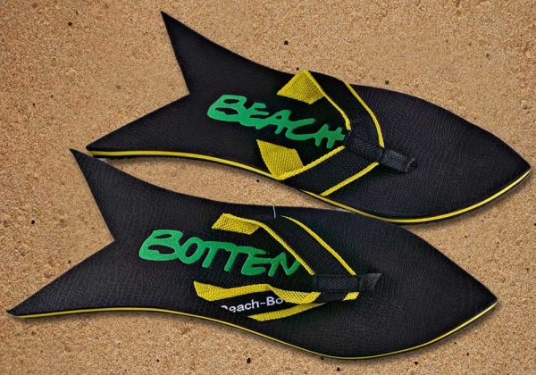 Badetrenner, Zehenschuhe, BeachBotten im Sand stehend, Modell Color Shark, schwarz