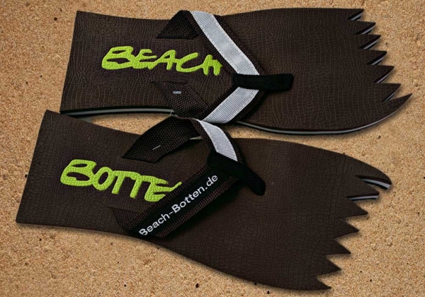 Badetrenner, Zehenlatschen, BeachBotten im Sand stehend, Modell Color Punk, braun
