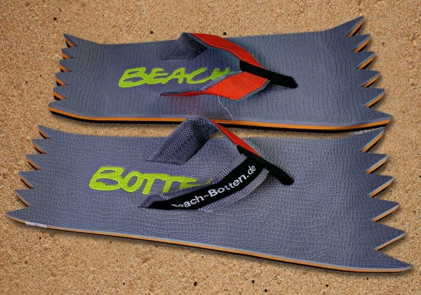 Badeschuhe, Zehentrenner, BeachBotten liegend im Sand, Modell Foot Double Hand, grau