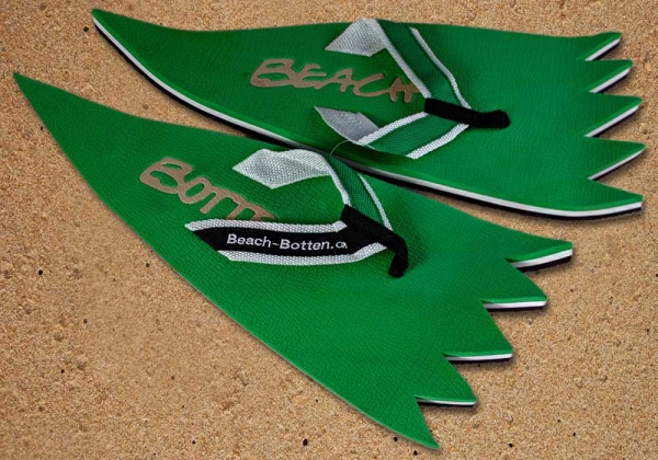 Zehentrenner, Badelatschen, BeachBotten im Sand stehend, Modell Mega Step, grün
