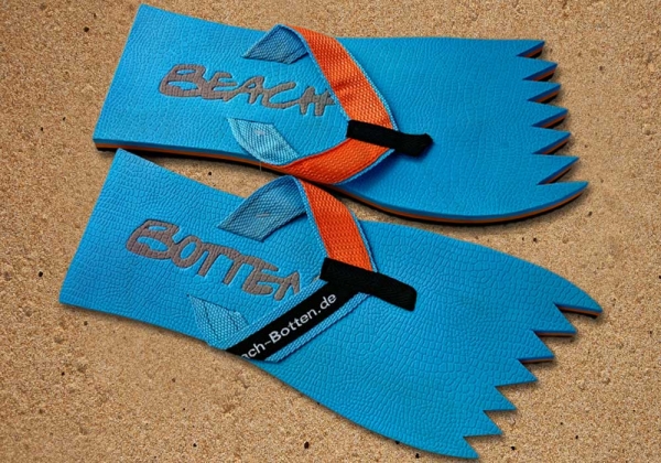 Badetrenner, Zehenlatschen, BeachBotten im Sand stehend, Modell Color Punk, hellblau